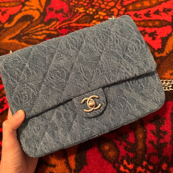CHANEL
Denim Quilted Medium Camellia Sweetheart Flap Blue.
Come with dust bag. - Picture 2 of 14